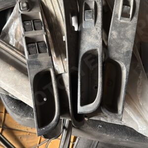 L200 CR Kapı Tutma Ve Cam Düğmeleri Plastiği